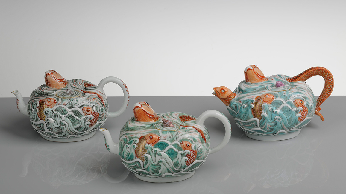 Kanne mit Reliefdekor aus Fischen in Wellen; Porzellan, Aufglasurfarben und Gold; China, Jingdezhen, Qing-Zeit (1644-1911), 