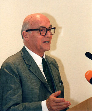 Der Sammler Wolfgang Haney bei der Eröffnung der Ausstellung „Abgestempelt. Judenfeindliche Postkarten“ 1999 in Frankfurt am Main