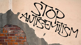 Text "Stop Antisemitism" auf einer Wand