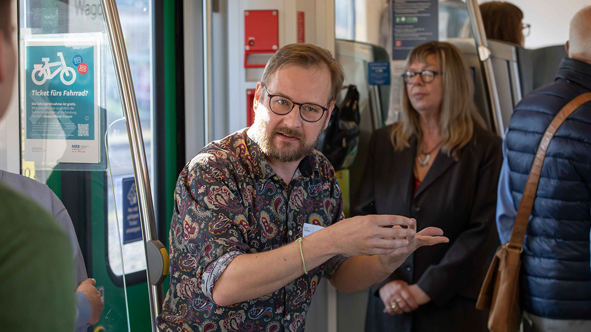 Dr. Alexander Leistner bei einem Vortrag im Fahrradabteil des Sonderzugs „Demokratie erfahren“ von Plauen nach Leipzig am 09.10.2024 