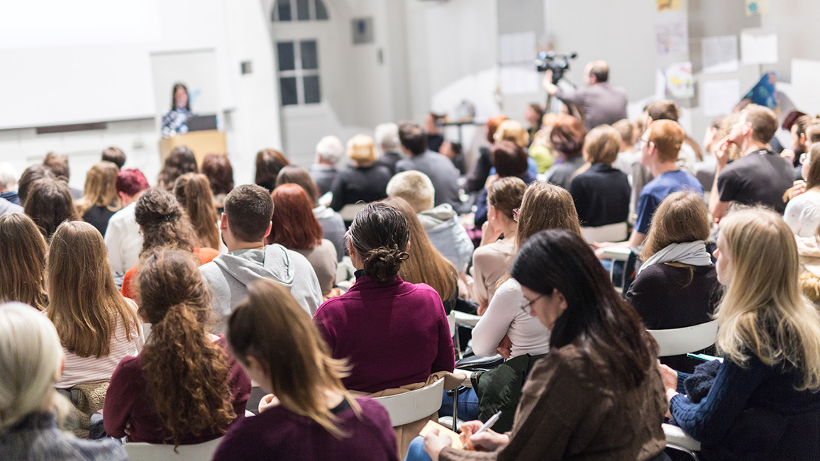 Studierende im Hörsaal; © Adobe Stock/kasto