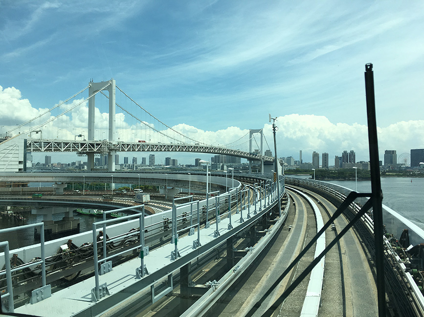 Die Rainbow Bridge ist eine Hängebrücke über den Hafen von Tokio. 