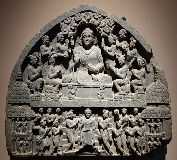 Viele der Handschriften enthalten Texte der frühbuddhistischen Scholastik. Diese Darstellung der Gandhāra-Kunst (im Chazen Museum of Art in Madison) illustriert die traditionelle Vorstellung, nach der der Buddha die Scholastik seiner Mutter Māyā im Trāyastriṃśa-Himmel enthüllte.