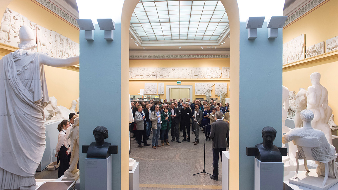 Menschen in einem Museums-Foyer; © Barbara Frommann