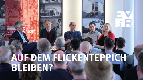 Personen auf einer Bühne; Schriftzug: Auf dem Flickenteppich bleiben?