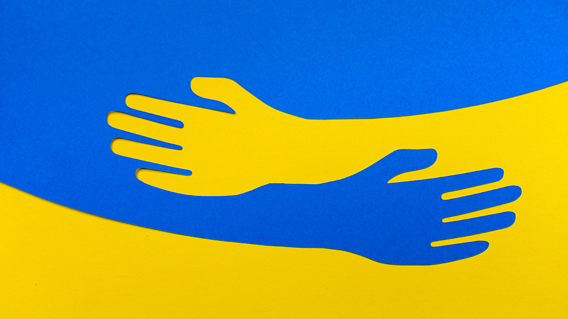 Ukraine Flagge und zwei sich umarmende Arme