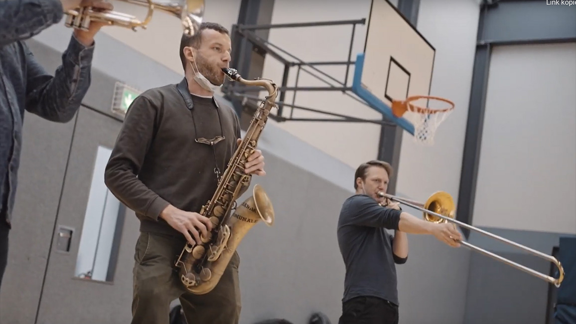 Musiker in Sporthalle (Posaune und Trompete)