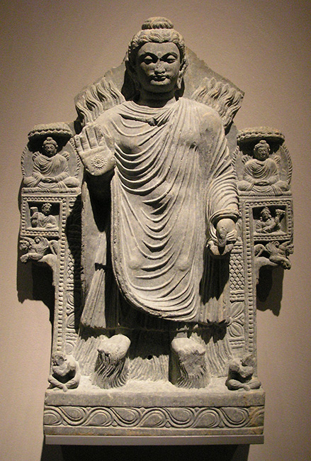 . In dieser bildlichen Darstellung des Wettbewerbs (im Museum für Asiatische Kunst in Berlin) lässt der Buddha Feuer und Wasser aus seinen Schultern und Füßen entspringen.